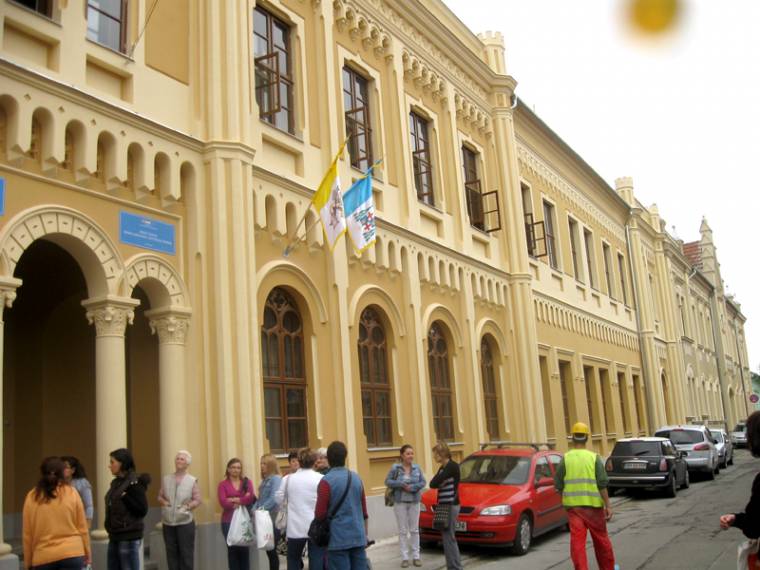 Iskolatatarozás egyházpénzből a Szent László Római Katolikus Gimnáziumban