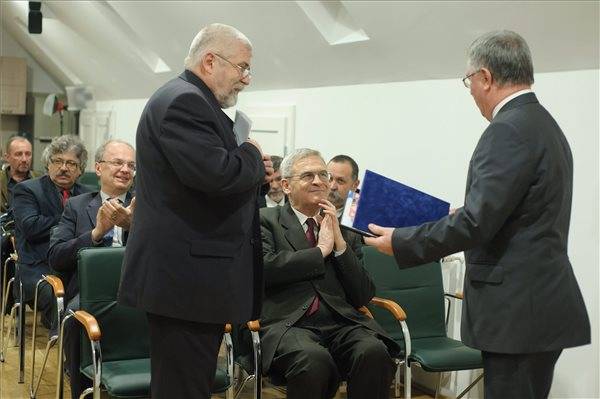 Tőkés László kapta a 2014-es Duna-díjat