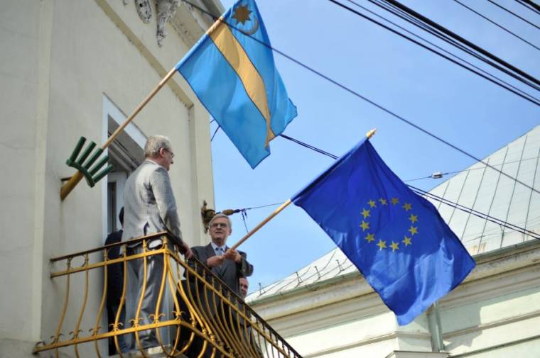 EU-zászló került a váradi EP-irodára