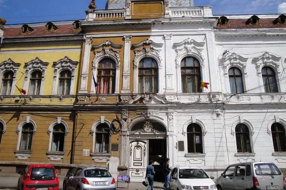 Omladozó filharmónia: a bizonytalan tulajdonjog miatt késik a felújítás Váradon