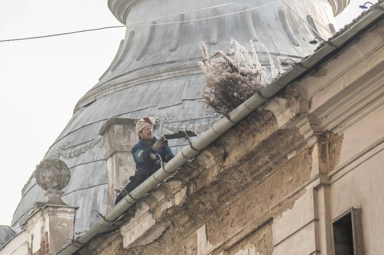 „Sír” a Vigadó: tovább késik a felújítás Csíkszeredában
