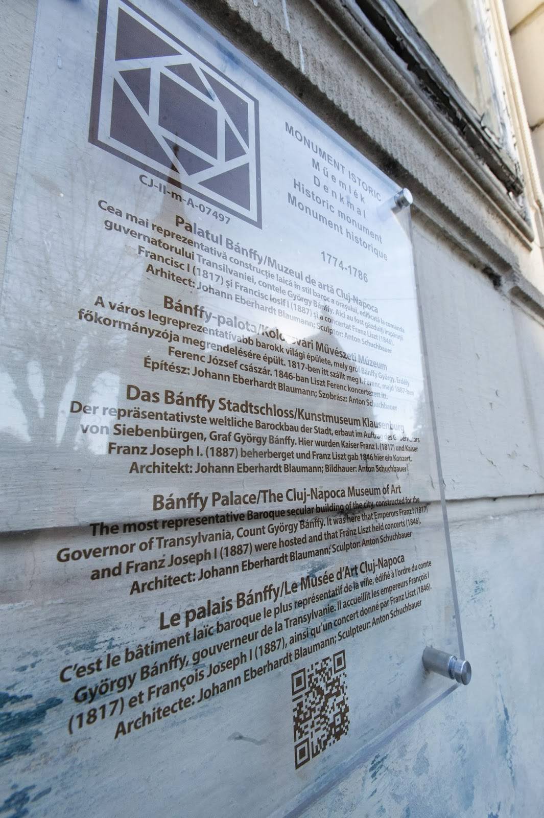 Mutatós példa. Kolozsváron sok vita és évekig húzódó egyeztetés előzte meg a táblakihelyezéseket &bullet;  Fotó: Biró István