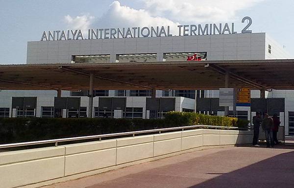 Különgépekkel hozzák haza az Antalyában rekedt romániai turistákat