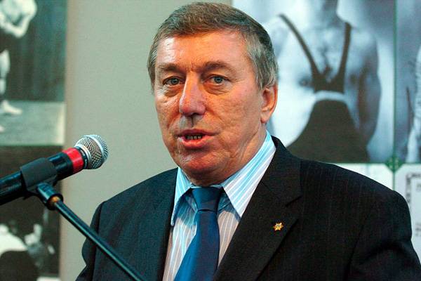 Két vállra fektették a nemzetközi birkózás első emberét