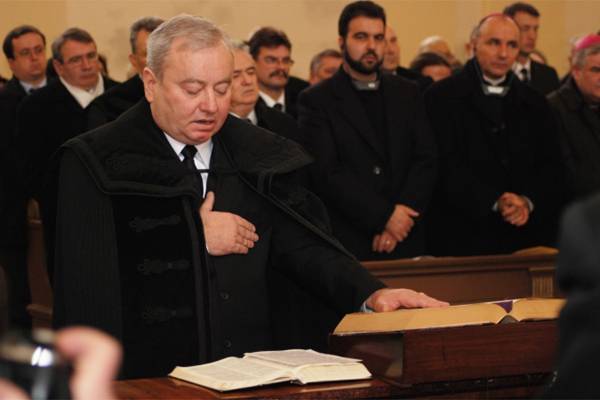 Pártosodó egyházak? – RMDSZ-szavazatra buzdít Csűry István református püspök