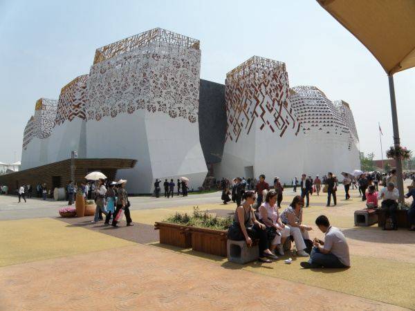 A sanghaji világkiállítás résztvevője és látogatója volt a kolozsvári Sánta Levente (KÉPGALÉRÁVAL)