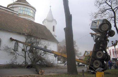 Felborult daru rongálta meg a templomot
