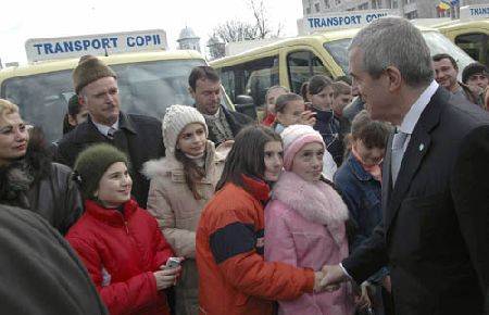 Iskolabuszokat adott át a kormányfő