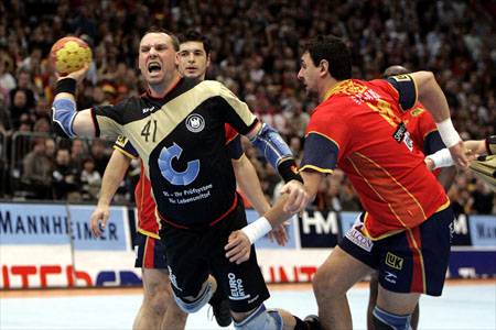 Kiesett a címvédő, elődöntőben a házigazda