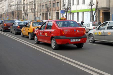 Blokáddal fenyegetőző taxisok