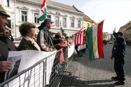 Ismét naranccsal „fogadták” Gyurcsányt