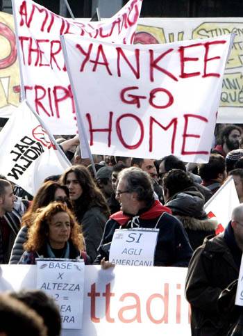 Tüntetés egy amerikai támaszpont ellen 