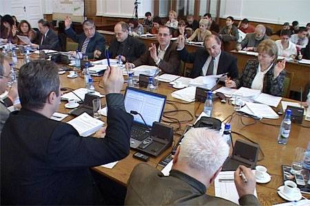 Sportpályaügy: 90 fokos fordulat