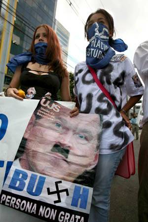 Hugo Chávez hazaküldte George W. Busht