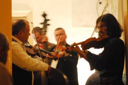 Koncert, teremről teremre