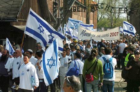 Tisztelgés a holokauszt áldozatai előtt