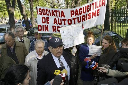 Tüntettek a kárvallott Dacia-előfizetők 