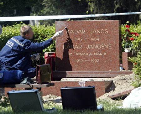 Meggyalázták Kádár János sírját