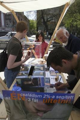 Adomány civileknek