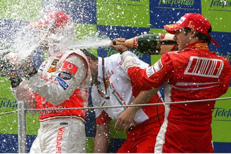 Massa nyerte a bakiparádét, Hamilton vezet