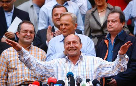 Bãsescu ismét az élen
