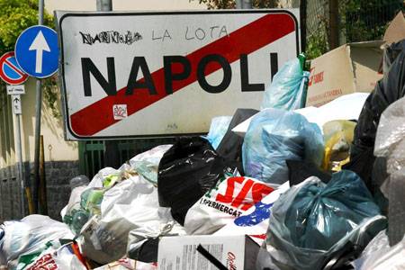 Nápoly nyakig szemétben