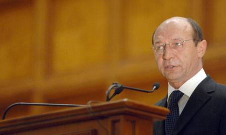 Bãsescu a kormány lemondását követeli 
