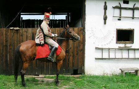 „Egy pohár bor, huszár úr?”