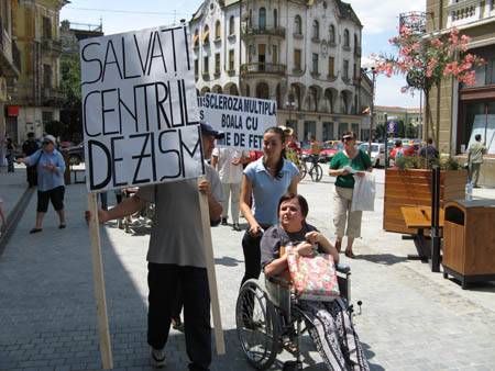 Tüntetés a szklerózisközpontért