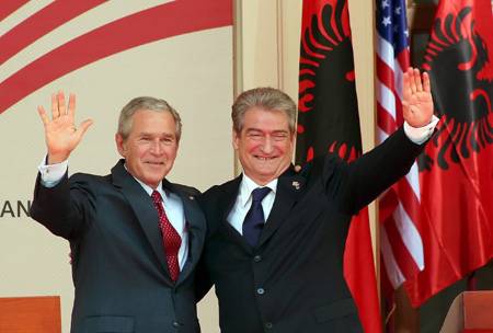 Bush: független Koszovót