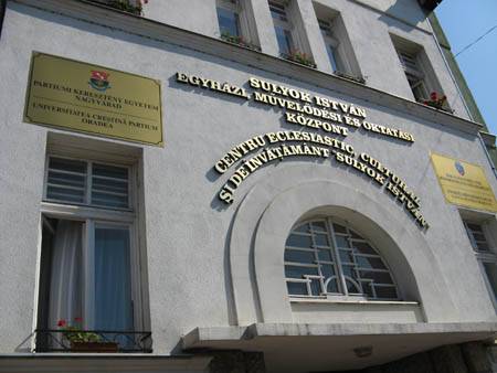 Magasra kerültek a püspökség új táblái