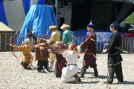 Pusztai farkasok a várban