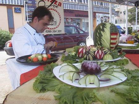 Zöldségszobrászat és grillezés