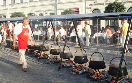Több ezer bográcsban rotyogott a halászlé