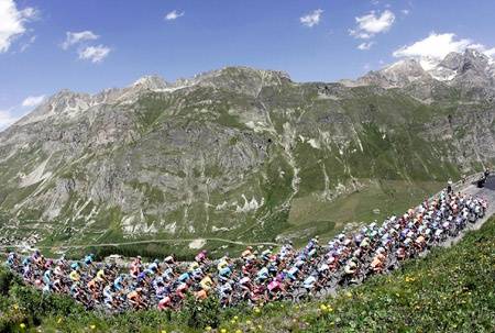 Rasmussen őrzi a sárga trikót