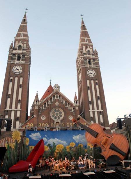 Marica grófnő a szegedi Dóm téren