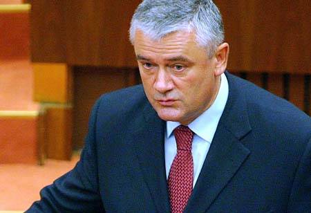 Slota börtönnel fenyeget