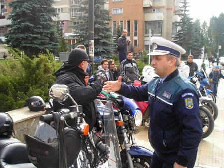 Rendőrrel barátkoztak a motorosok