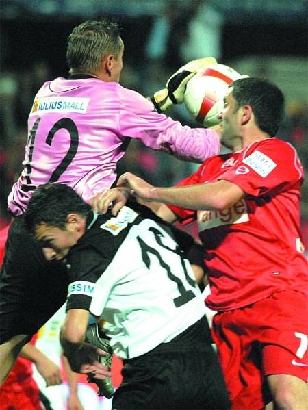 Nyert és három ponttal vezet a CFR