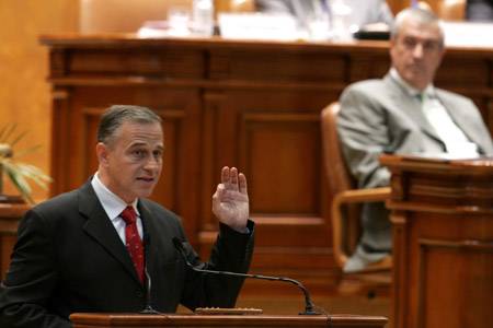 Megbukott az indítvány, talpon maradt Tăriceanu