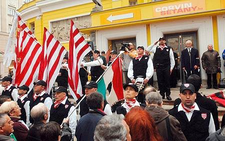 Ünneplés könnygázban