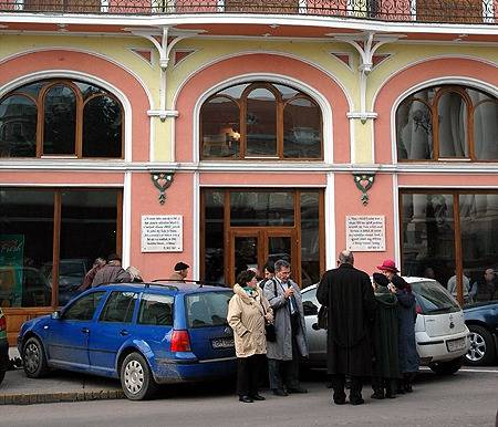 Új tábla a nagyváradi EMKE kávéházon
