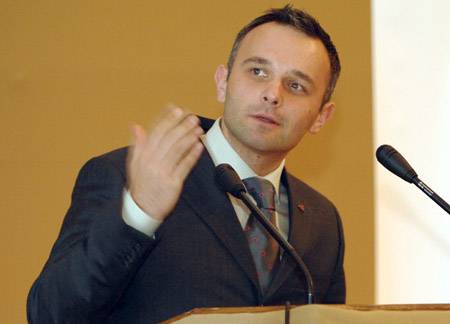 Rövid távra tervez a miniszter