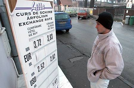 Három évet zuhant a lej