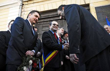 Ragaszkodnak a tisztségekhez