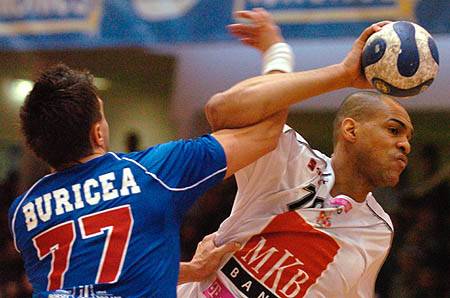 Előnyben a Veszprém, döntetlen Debrecenben