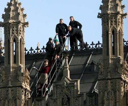 Tiltakozás a brit parlament tetején