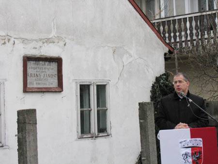 Újra bogárhátú lesz Arany János háza