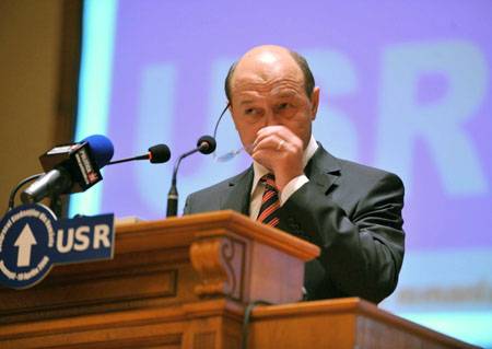 Bãsescu: oklevélgyárakká váltak az egyetemek