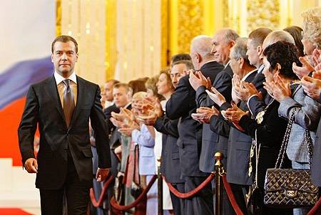 Medvegyev letette az esküt